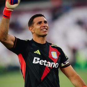 أستون فيلا سعيد ببقاء حارسه إيميليانو مارتينيز.. والجماهير غاضبة