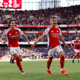 بوروسيا دورتموند يطارد مهاجم أرسنال مع عدة أندية إنجليزية