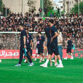 شاهد.. جماهير آسفي تقتحم الملعب وتؤخر انطلاق المباراة ضد اتحاد العاصمة
