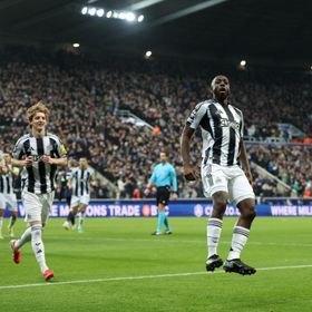 نيوكاسل يعبر آيندهوفن ويشعل صراع المركز الثامن مع تشيلسي