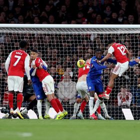 يايا توريه ينتقد التركيز على الركلات الثابتة في قمة أرسنال وتشيلسي