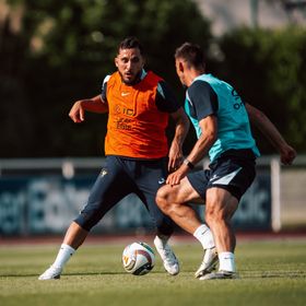 شرقي يثير جدلاً في الجزائر.. ويريد الاقتداء بزيدان في منتخب فرنسا