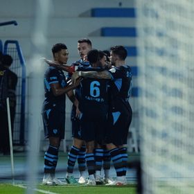 شاهد.. الهلال يحسم معركة الصدارة بفوز مثير على القادسية