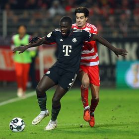 بايرن ميونيخ يهاجم وكلاء أوباميكانو بسبب أزمة التجديد