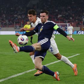 الدنمارك تتقدم على اسكتلندا بهدية يونانية قبل جولة فاصلة بسباق المونديال