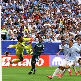 سيتنافس مع ياسين بونو.. الهلال يستعيد حارس منتخب السعودية