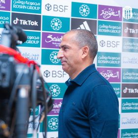 الرياض يقصي صبري لموشي وبندر الكبيشان يخلفه حتى نهاية الموسم