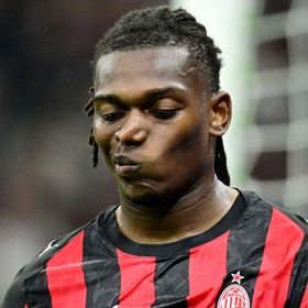 جماهير ميلان "تنفجر" في وجه لياو.. واللاعب يغادر "مطأطئاً الرأس"
