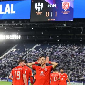 ماذا قال كريم بنزيما عن المهاجم الجزائري المتألق عادل بولبينة؟