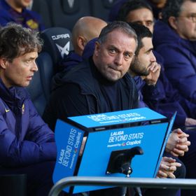 فليك يدافع عن الطاقم الطبي: أنا المسؤول عن إصابات برشلونة