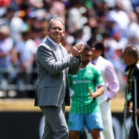 مدرب سياتل: تعلمت التواضع من لويس إنريكي