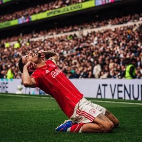 نوتنغهام فورست يُغرق توتنهام بثلاثية ويقربه أكثر من شبح الهبوط