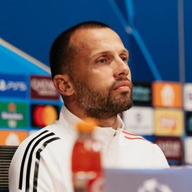 "أرجوك أبلغني بالمزيد".. تعليق مدرب أياكس على غياب هداف إنتر