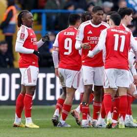 أرسنال ينجو من فخ مانسفيلد في كأس الاتحاد ويحتفظ بحلم الرباعية