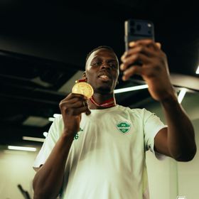 إدوارد ميندي لجمهور الأهلي: قائدكم عاد وجاهز لتقديم كل شيء