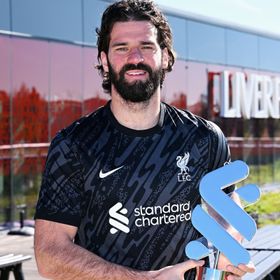 "الفوز بالجائزة صعب بسبب صلاح".. أليسون لاعب شهر مارس في ليفربول