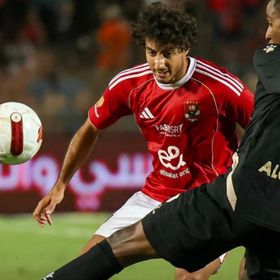 إيقاف لاعب الأهلي ومدرب بيراميدز بعد الطرد في الدوري المصري