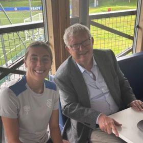 ما سبب ظهور سير أليكس فيرغسون في مركز تدريبات غلاسكو رينجرز؟