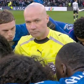 أغرب لقطة في الدوري الإنجليزي.. لماذا أحاط لاعبو تشيلسي بالحكم في دائرة؟