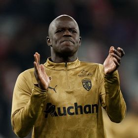 ليكيب: وكيل ساخط يرسل رجلين لملاحقة مالانغ سار لاعب نيوم