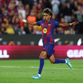 شاهد.. لامين يامال يحتفل مبكراً في الديربي وبرشلونة يلامس لقب الدوري الإسباني