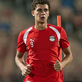 سبورت: غضب في مصر بسبب معاملة حسام حسن لنجم برشلونة الشاب