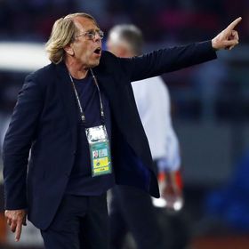 كلود لوروا يدافع عن مدرب السنغال ويطالب إفريقيا بمقاطعة كأس العالم