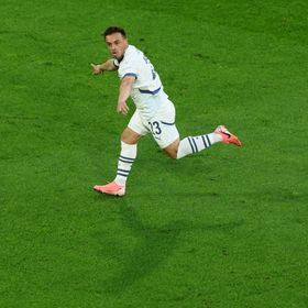 بعد 125 مباراة مع سويسرا... شيردان شاكيري يعتزل دولياً