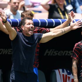 أتلتيكو مدريد يشكو "ظلماً غير مسبوق" وسيميوني يركض نحو الحكم