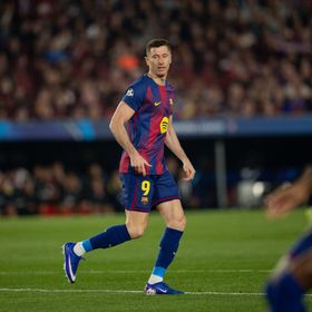 روبرت ليفاندوفسكي "تلقى عرضاً" من برشلونة لتمديد عقده.. فلماذا يؤخر ردّه؟