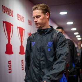 دي يونغ يتهم الحكام بـ"الفضيحة" بعد هزيمة برشلونة  أمام أتلتيكو