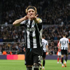 أنتوني غوردون يدخل تاريخ نيوكاسل في دوري أبطال أوروبا