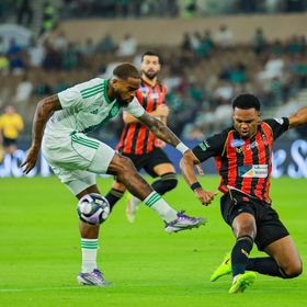 هل يعود مهاجم الأهلي السعودي إلى الدوري الإنجليزي الممتاز؟