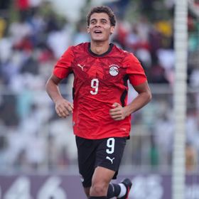 شاهد.. لاعبو مصر يحتفلون بأول هدف لحمزة عبد الكريم بإسقاطه أرضاً
