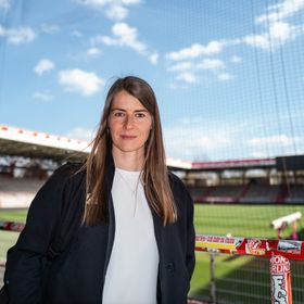 مدربة يونيون برلين تتجاهل الجدل وتؤكد تركيزها على كرة القدم