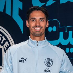 تيجاني ريندرز يُحيي رقماً أسطورياً في مانشستر سيتي