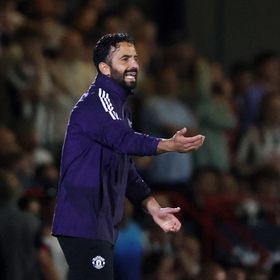 أموريم يعتذر لجمهور مانشستر يونايتد بعد الخسارة أمام غريمسبي