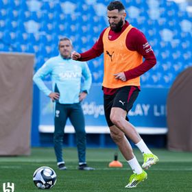 أسطورة الاتحاد يهاجم بنزيما: من أنت حتى ترحل يهذه الطريقة؟