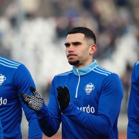 قائد كومو: فابريغاس حوّلنا إلى مدربين صغار في الملعب