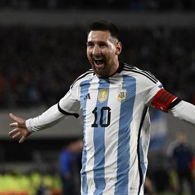 ميسي يقود الأرجنتين إلى بداية مثالية في تصفيات مونديال 2026