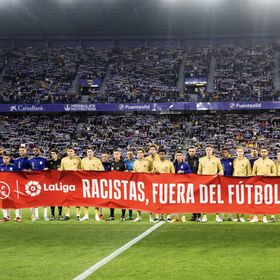 لاعبو برشلونة يرفعون لافتة "العنصريون خارج كرة القدم"