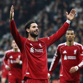 سوبوسلاي وفيرتز يعيدان التوازن لليفربول بسحق آينتراخت فرانكفورت