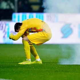 لقطة مرعبة.. إصابة حارس كريمونيزي بمفرقعات ألتراس إنتر ميلان