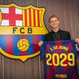 فرينكي دي يونغ يتهم مسؤولين في برشلونة بمحاولة بيعه لكسب المال