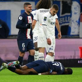 الإصابة "تُنهي موسم" كيمبيمبي مع باريس سان جيرمان