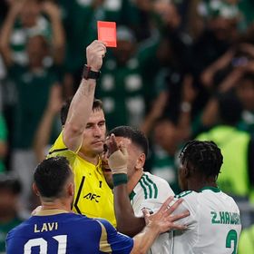 شاهد.. "المطرود" هوساوي ينهار باكياً ولاعبو الأهلي يجبروه على الاحتفال