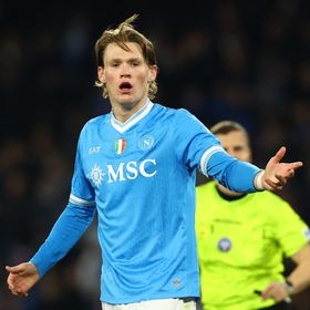 نابولي يتصدى لمحاولات استعادة مانشستر يونايتد نجمه