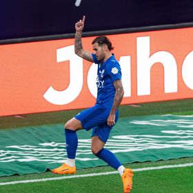 تقرير: ثيو هيرنانديز مدافع الهلال يفكر في العودة إلى أوروبا
