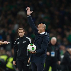 مدرب البرتغال روبرتو مارتينيز يدافع عن كريستيانو رونالدو بعد طرد "قاسٍ" أمام إيرلندا