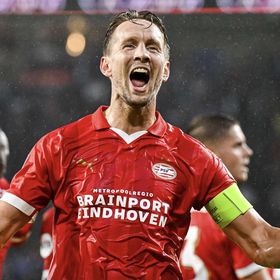 دي يونغ يُقرّب ايندهوفن من مجموعات دوري أبطال أوروبا